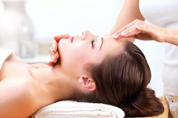 Frau genießt Massage im Hotel Auenhof