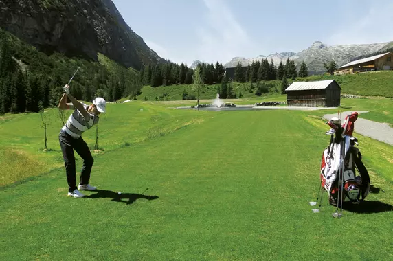 Golfer bei Abschlag in Lech
