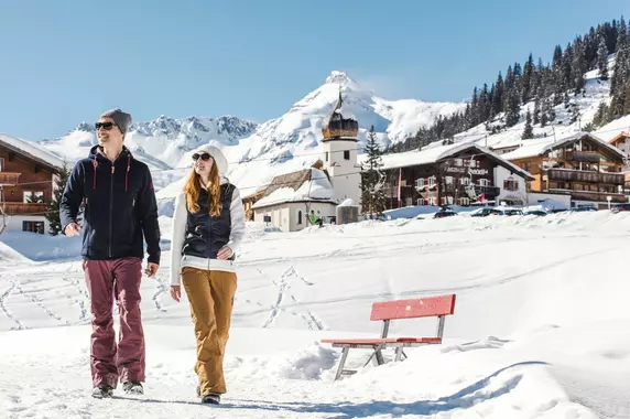 Paar beim Winterwandern durch Lech