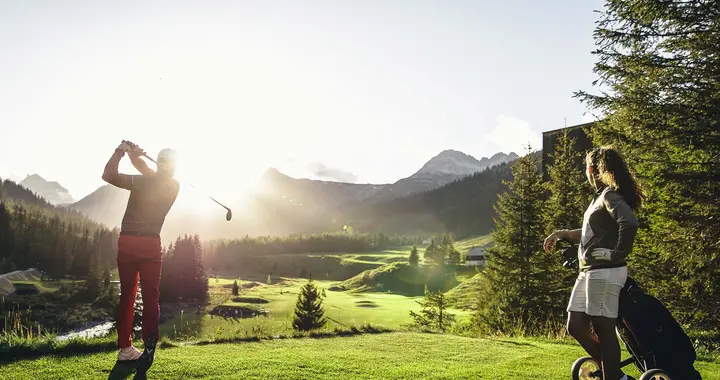 Golfer bei Abendsonne in Lech